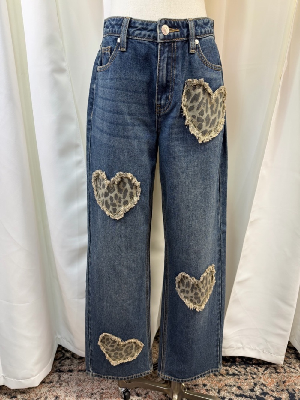 NWOT Cali 1850 Animal Print Heart Patch Straight Leg Jeans Junior’s Size 5 - Picture 1 of 16